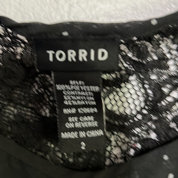 Torrid Plus Size Black & White Patterned Sheer Dolman Blouse - Picture 3 of 5